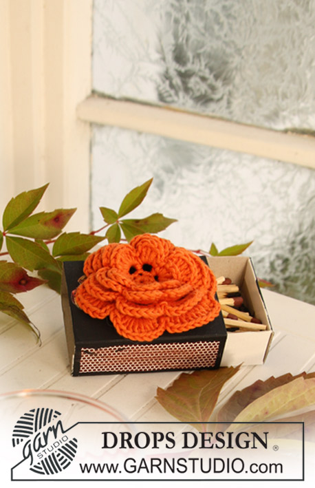 Pumpkin Blossom / DROPS Extra 0-705 - DROPS gehaakte roos en gehaakte kaarsdecoratie voor Halloween van ”Safran”.