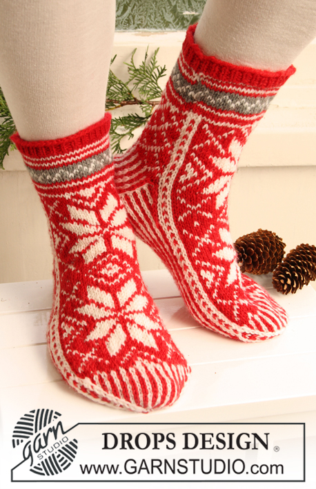 Santa Sneakers / DROPS Extra 0-726 - Gebreide sokken voor kinderen en volwassenen in DROPS Karisma. De sokken worden in Scandinavisch patroon gebreid. Maten 35- 43. Thema: Kerst.