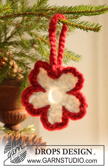 Hanging Blossom / DROPS Extra 0-736 - Decoración a ganchillo para el árbol de Navidad en DROPS Eskimo. Tema: Navidad.