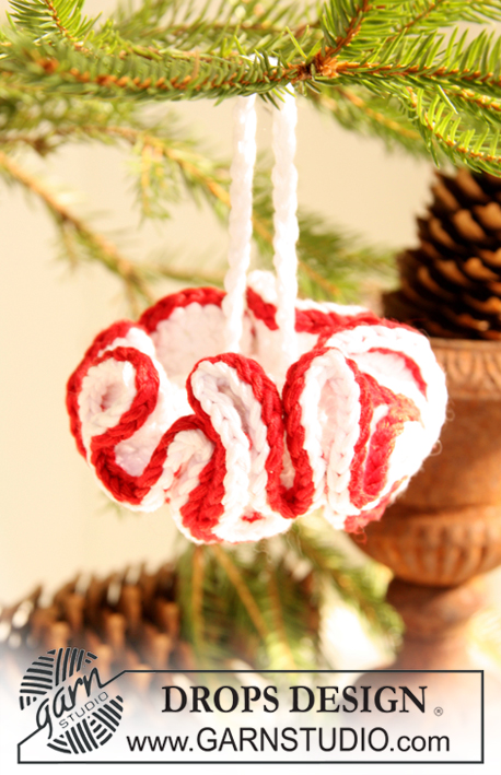 Christmas Swirl / DROPS Extra 0-738 - Gehaakte decoratie voor de kerstboom in DROPS Cotton Viscose. Thema: Kerst.