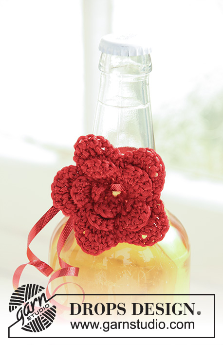 Holiday Sparkle / DROPS Extra 0-742 - Virkatut kukan muotoiset joulukoristeet DROPS Cotton Viscose- ja DROPS Glitter-langoista. Teema: Joulu