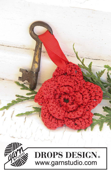 Key Rose / DROPS Extra 0-743 - Portachiavi a forma di fiore lavorato all'uncinetto in DROPS Cotton Viscose e DROPS Glitter. Tema: Natale