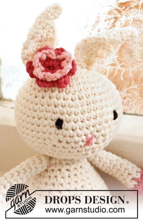 Pippa / DROPS Extra 0-766 - Crochet DROPS Easter bunny with flower in ”Paris”.