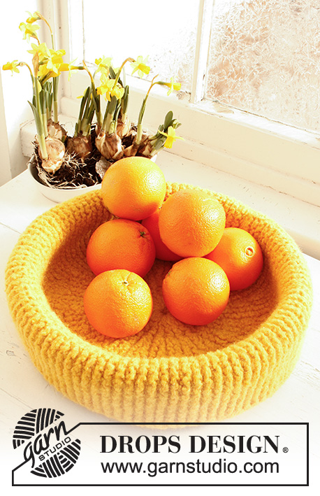 Sunshine Basket / DROPS Extra 0-767 - Corbeille feutrée DROPS de Pâques pour les fruits, tricotée avec 2 fils ”Snow”.