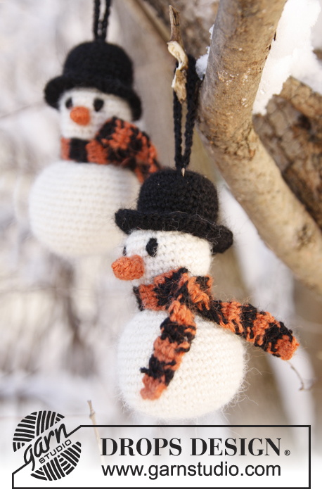 Frosty The Snowman / DROPS Extra 0-801 - Boneco de neve de Natal DROPS em croché, em Alpaca.