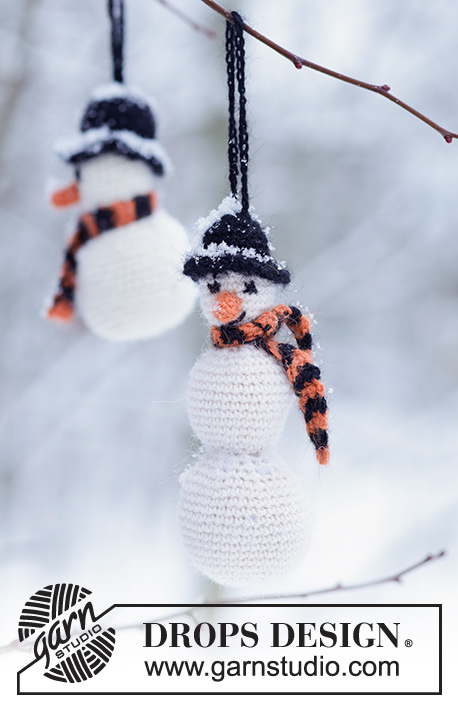 Frosty The Snowman / DROPS Extra 0-801 - Boneco de neve de Natal DROPS em croché, em Alpaca.