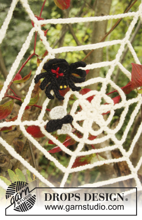Black Widow / DROPS Extra 0-854 - Teia de aranha DROPS em croché, com mosca e aranha, para o Halloween, em ”Snow”.