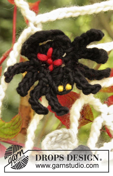 Black Widow / DROPS Extra 0-854 - Teia de aranha DROPS em croché, com mosca e aranha, para o Halloween, em ”Snow”.