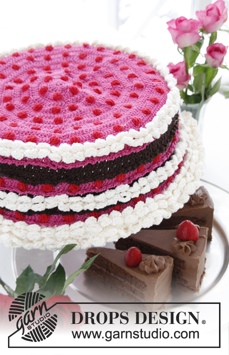 Cherry Delight / DROPS Extra 0-892 - Housse DROPS pour couvercle de boîte à gâteau, avec crème et fruits rouges, pour la Saint Valentin, en ”Muskat”.