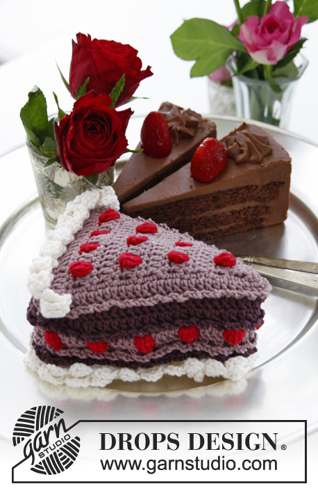 Black Forest / DROPS Extra 0-893 - DROPS Valentine: Hæklet DROPS kage stykke i ”Muskat” med bær og fløde