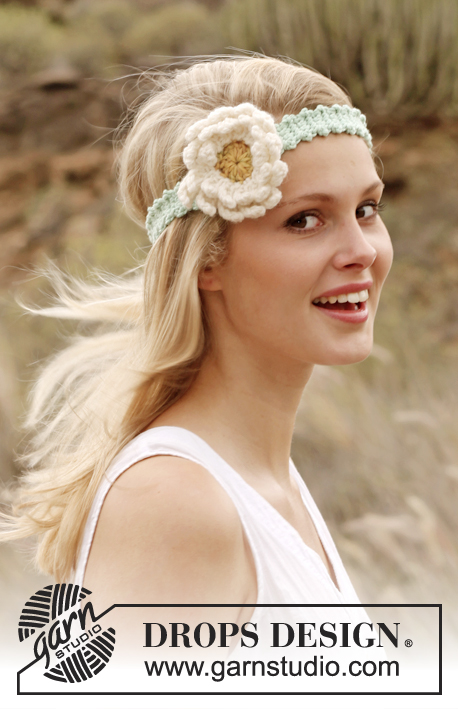 Spring Maiden / DROPS Extra 0-923 - Crochet DROPS hair band with Gerbera flower in ”Paris”.