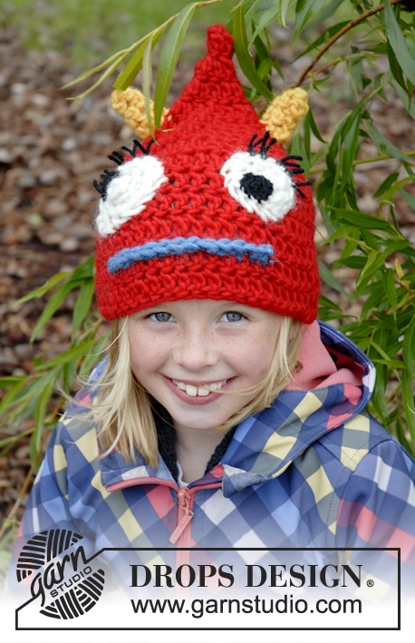 DROPS Extra 0-928 - Dziecięca czapka potwór na szydełku z włóczki DROPS Snow. Czapka jest z rogami, oczami i ustami. Rozmiary od 3 - 14 lat.
