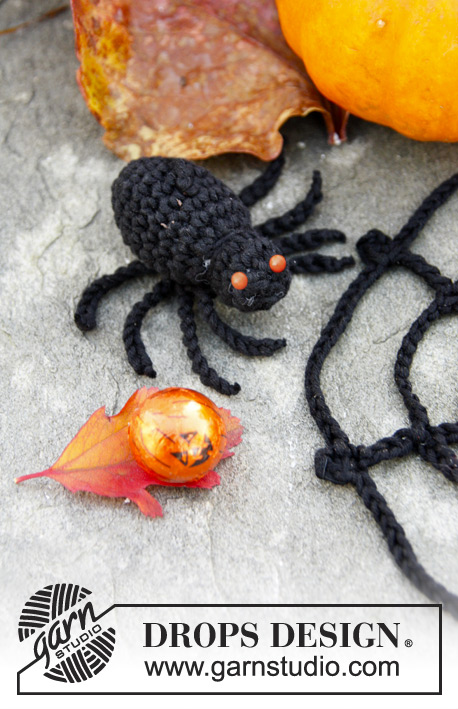 Webster / DROPS Extra 0-968 - DROPS halloween: Virkat spindelnät med spindel i ”Safran”