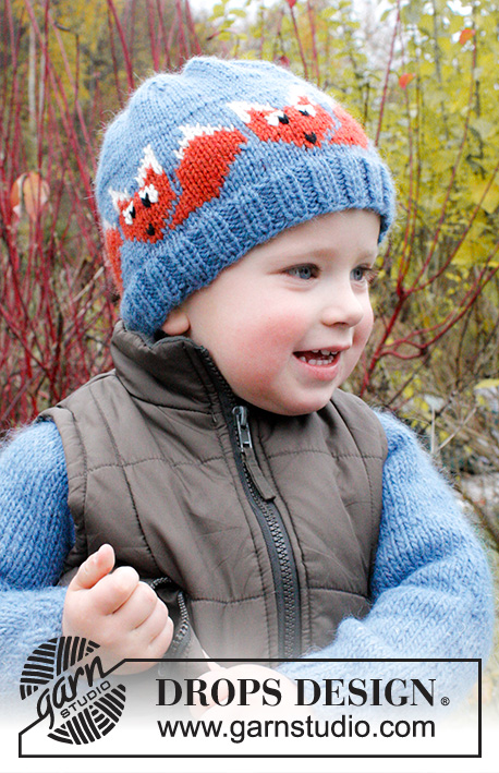 DROPS Extra 0-982 - Dziecięca czapka na drutach z włóczki DROPS Lima. Na czapce widnieje wzór w lisy. Rozmiary od 3 - 12 lat.