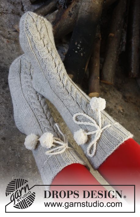 Fireside Snuggle / DROPS Extra 0-992 - DROPS Jul: Stickade DROPS sockor med fläta i ”Nepal”