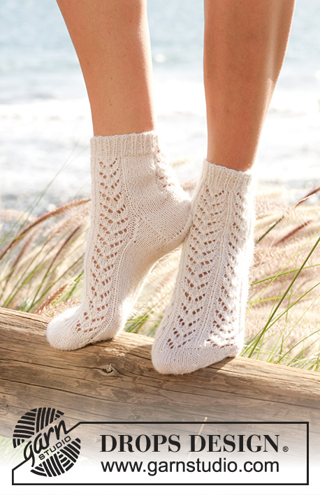 Ingrid's Socks / DROPS 100-18 - Chaussettes Drops à motifs ajourés en Alpaca 