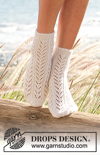 Ingrid's Socks / DROPS 100-18 - Skarpetki na drutach, z ażurowymi motywami, z włóczki DROPS Alpaca.
