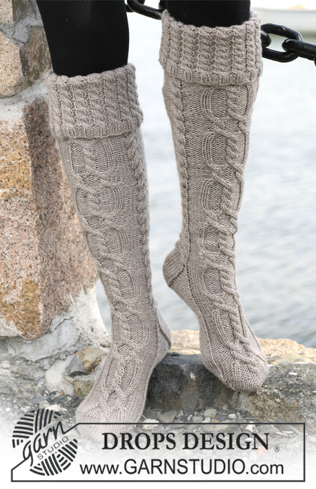 Hilde & Winter / DROPS 103-10 - DROPS ponožky – podkolenky s copánkovým vzorem pletené z příze Karisma.