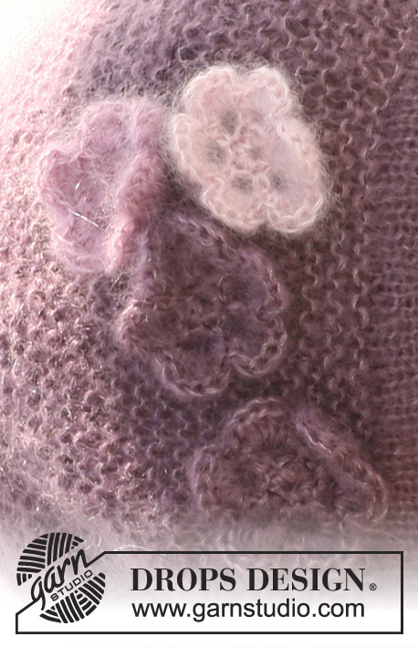 In Bloom / DROPS 108-5 - Châle DROPS et Béret basque tricotés avec 2 fils de Kid Silk, fleurs au crochet 