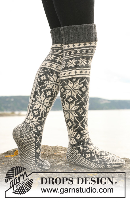 Northern Stars Socks / DROPS 110-42 - Meias DROPS em jacquard com flocos de neve em Karisma. Também se pode tricotar em Merino Extrafine.