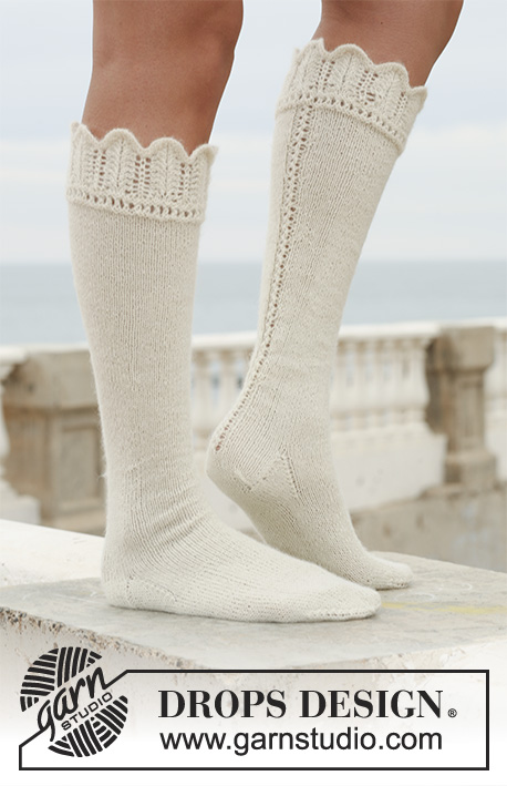 Royal Love / DROPS 112-5 - Långa DROPS sockor i ”Alpaca” med hålmönstrad spetskant.