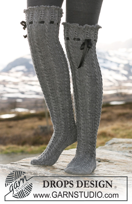 Elegant Socks / DROPS 117-12 - Długie skarpetki na drutach, z włóczki DROPS Fabel, z warkoczami, ściegiem ażurowym i jedwabną tasiemką.