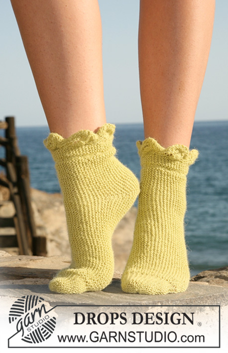 Sneak Into Spring / DROPS 119-31 - DROPS sokker strikket på tværs med bladmønster i ”Alpaca”.