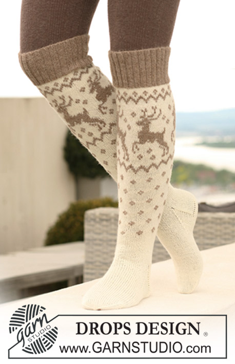 Oh Deer Socks! / DROPS 122-17 - Meias DROPS com renas tricotadas em ”Fabel” e ”Alpaca”.