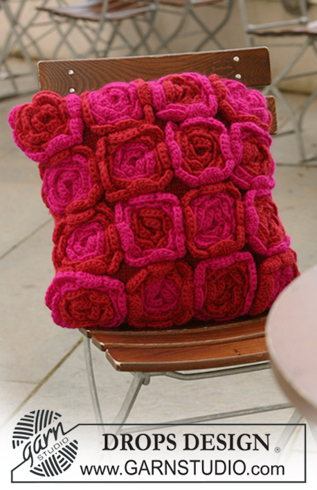 Dream of Roses / DROPS 124-6 - Funda para cojín DROPS, con flores en ganchillo / crochet en “Snow”.
Diseño DROPS: Patrón No. EE-299
