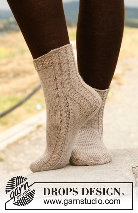 Sandwave / DROPS 133-7 - Strikkede DROPS sokker med snoninger i ”Fabel”