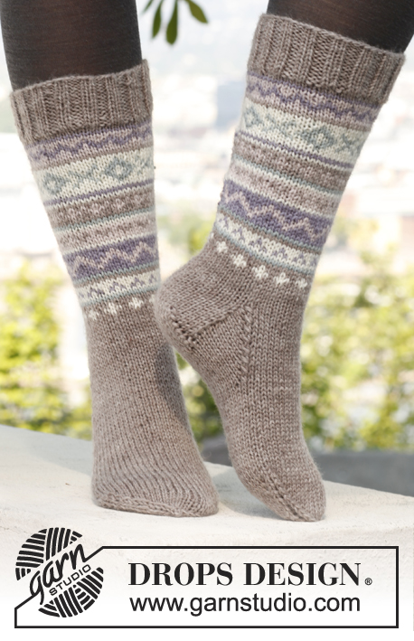 Ulrika Socks / DROPS 142-12 - Gebreide DROPS sokken met patroon van Karisma. Maat 35 tot en met 46.
