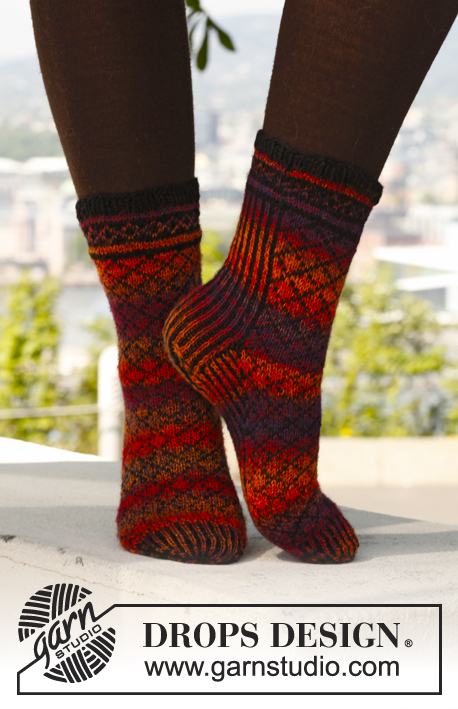 Hot Sunset / DROPS 143-21 - Stickade DROPS sockor i ”Fabel” med mönster. Stl 35 - 43.
