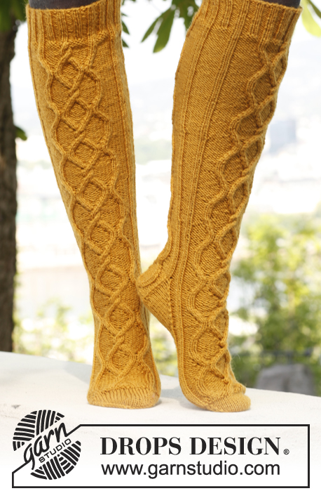 Golden Socks / DROPS 143-8 - Gebreid DROPS sokken met kabels in ”Karisma”.   
