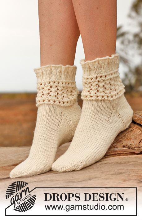 Chrystal / DROPS 146-38 - Knitted DROPS socks with lace pattern in ”Karisma”. Size 35 - 43.