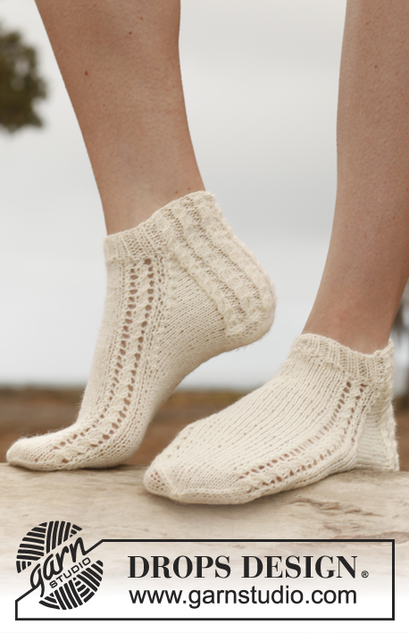Twisty / DROPS 146-40 - Knitted DROPS ankle socks with small cables in Fabel. Size 35 - 43.