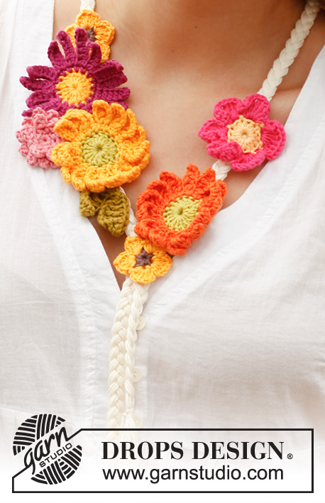 Summer bouquet / DROPS 147-41 - Collar trenzado y pulsera DROPS con flores de verano, en ganchillo, en “Safran”.
