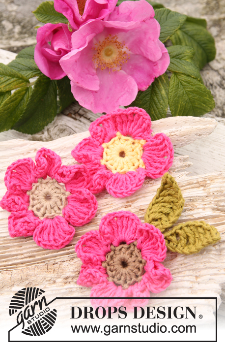 Rosa rugosa / DROPS 147-50 - Heklede små DROPS Nyperose blomster i ”Safran”