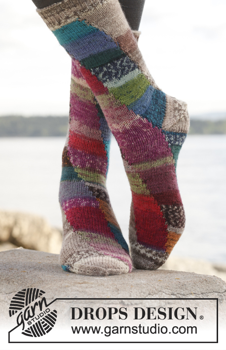 Colour play / DROPS 149-22 - Gebreide DROPS sokken met verschuivend patroon van 4 kleuren ”Fabel”.
