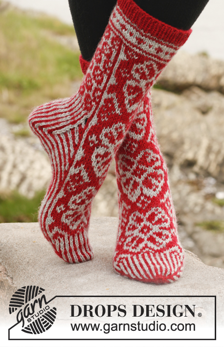 Winter Rose Socks / DROPS 150-5 - Prjónaðir sokkar, prjónaðir frá tá og upp með norrænu mynstri úr DROPS Karisma. Stærð 35-43.