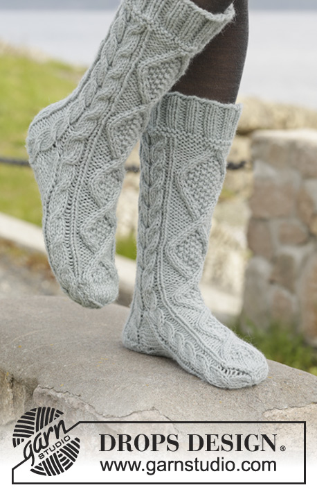 Walk With Me / DROPS 156-51 - DROPS ponožky s copánkovým vzorem pletené z příze Nepal. Velikost: 35-43.