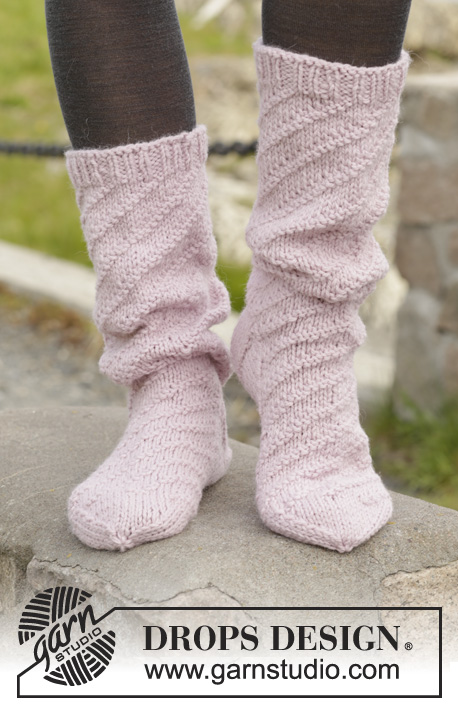 Belinda's Dream Socks / DROPS 156-52 - Gebreide DROPS sokken met boordsteek en spiraalpatroon van Nepal. Maat 35-43