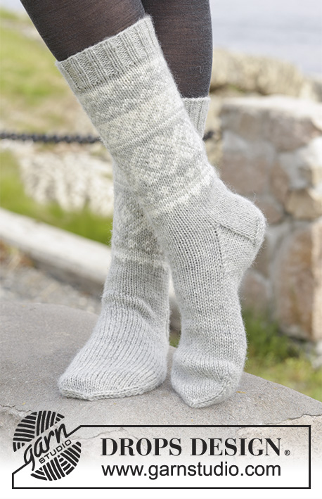 Silver Dream Socks / DROPS 157-10 - Meias DROPS com jacquard norueguês, em ”Karisma”. Do 35 ao 46
