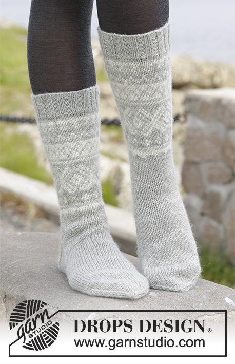 Silver Dream Socks / DROPS 157-10 - Calcetas de punto DROPS con patrón de jacquard noruego, en “Karisma”. Talla: 35 a 46.
