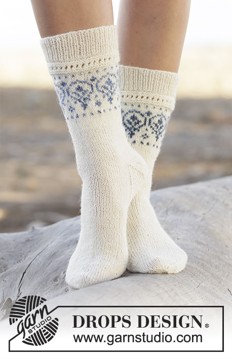 Nordic Summer Socks / DROPS 161-34 - Kötött DROPS zokni mintás szegéllyel a Fabel és Delight fonalból. 35-43-as méretben