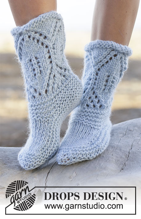 North Shore / DROPS 161-40 - Knitted DROPS slippers in garter st with lace pattern in ”Snow”. Size 35 - 42