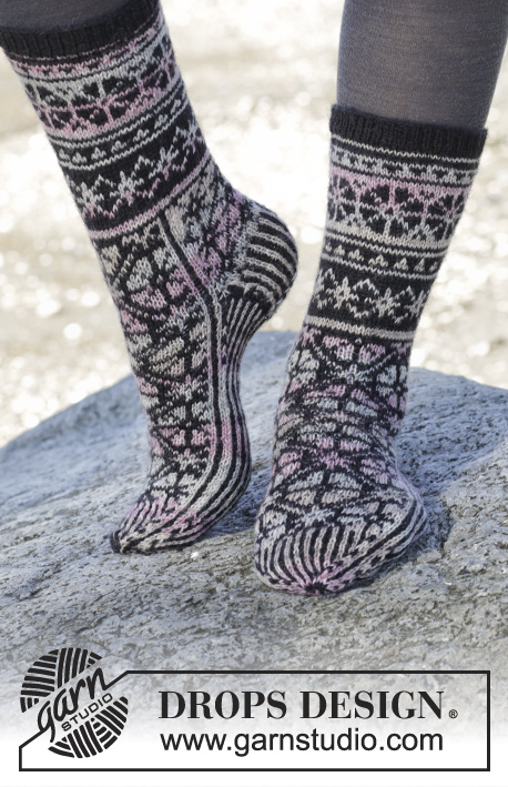 Moonflower Socks / DROPS 165-43 - Gebreide DROPS sokken met Noors patroon van ”Fabel”. Maat 35-43
