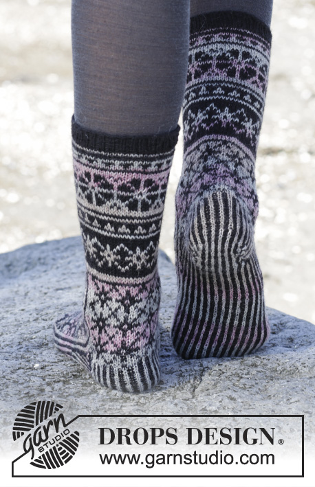 Moonflower Socks / DROPS 165-43 - Calze DROPS ai ferri, con motivo jacquard nordico, in Fabel. Taglie: Dalla 35 alla 43.