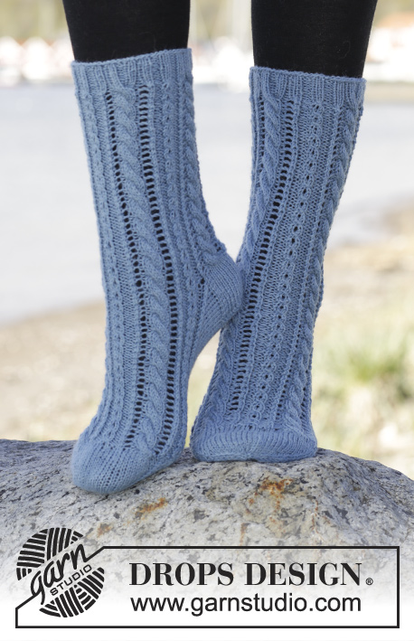 Heavenly Blue / DROPS 166-28 - Gebreide DROPS sokken met kantpatroon en kabels van Fabel. Maat 35 - 43
