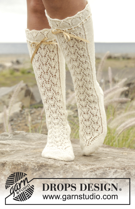 Marie Antoinette / DROPS 167-33 - Knitted DROPS knee socks with lace pattern in Fabel. Size 35 - 43