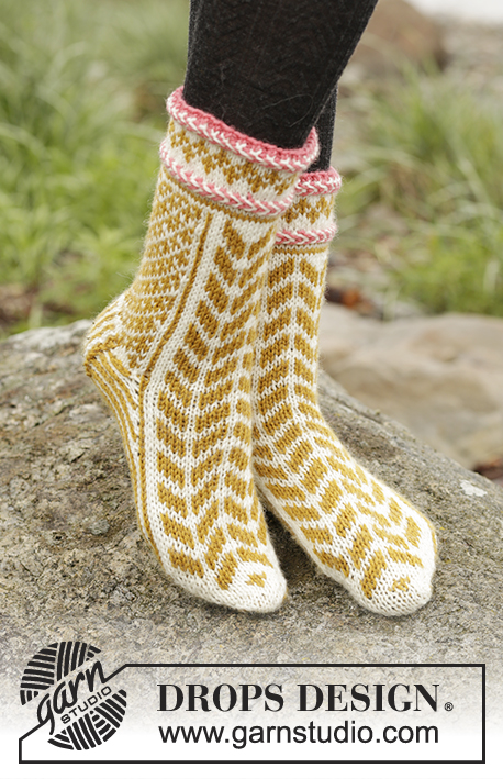 Hokey Pokey / DROPS 173-42 - Set consists of: Knitted DROPS mittens and toe-up socks with Nordic pattern, Latvian braid and pompom in ”Karisma”.